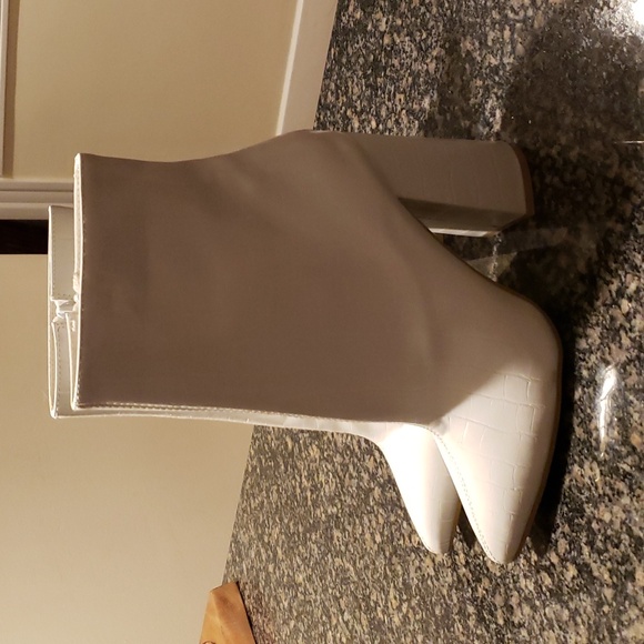 PrettyLittle Thing Boot - Picture 3 of 11